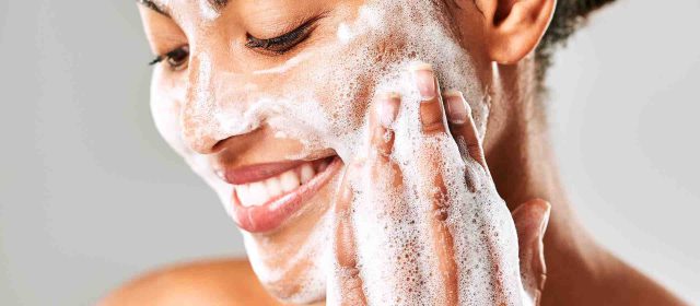 Apa itu Face Cleanser dan Manfaatnya